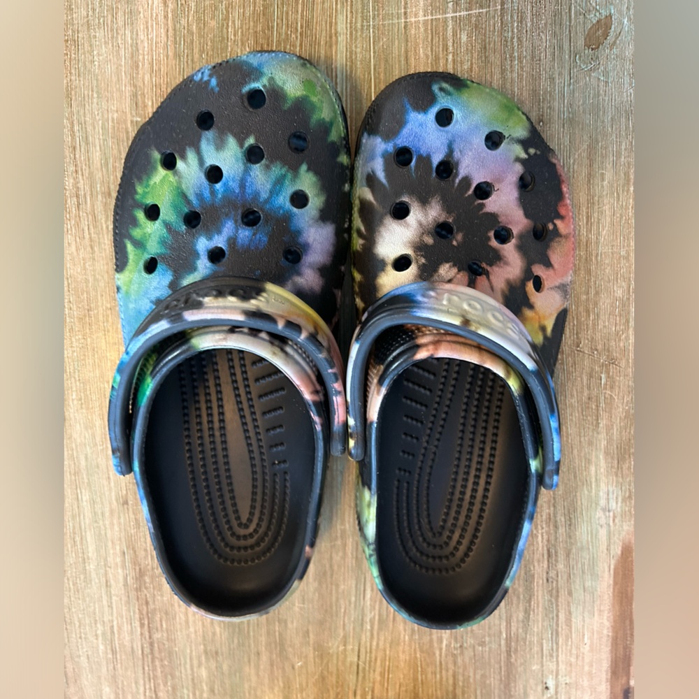 CROCS, Multi-Color/Tie Dye, Size Women’s 8 / Men’s 6